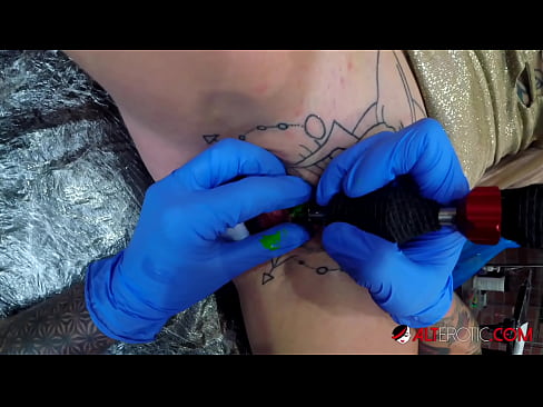 ❤️ Ekstremt tatovert hottie Sully Savage tok en tatovering på klitoris ❤️❌ Superporno ved no.virtsextor.ru ❌️❤